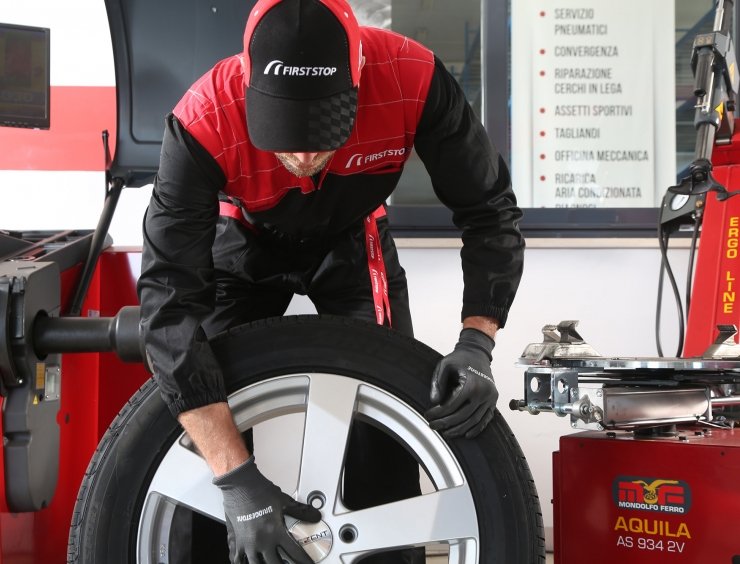 gommista al lavoro su un pneumatico