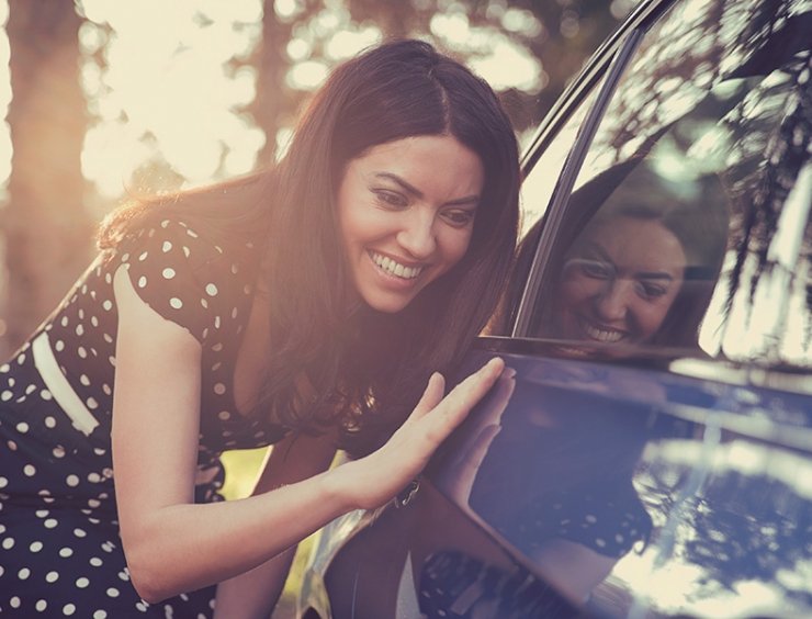 Donna contempla la sua auto