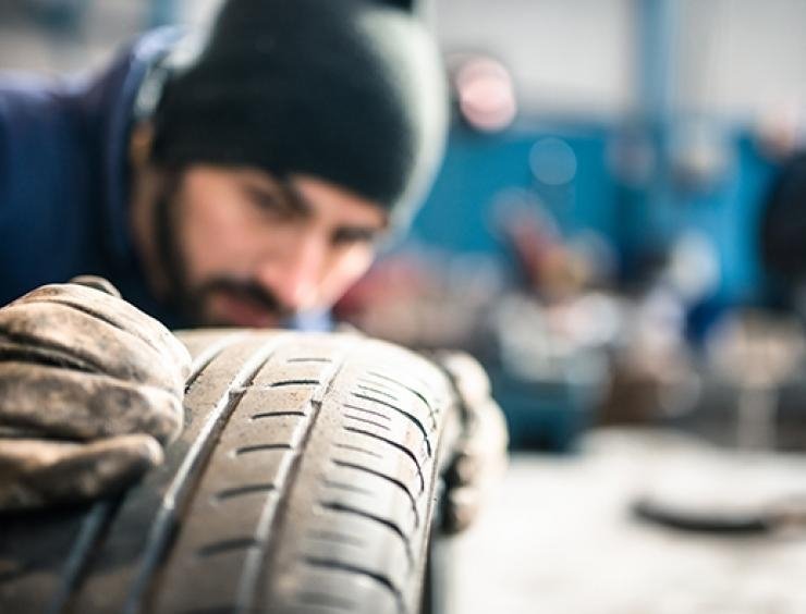 Wann sollte ich die Reifen wechseln lassen: Reifen auf Beschädigungen oder ungleichmässigen Verschleiss überprüf