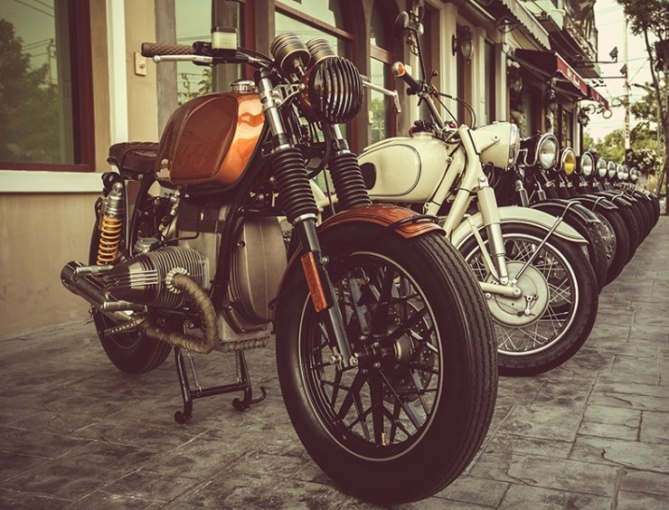 moto d'epoca parcheggiate in fila