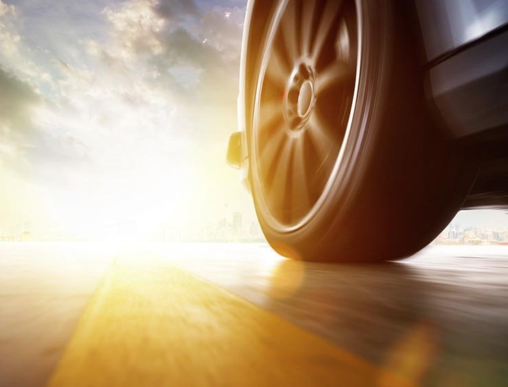 pneumatico in viaggio al tramonto