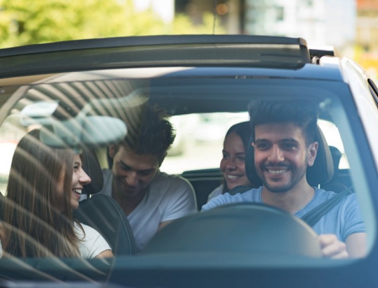 persone in viaggio in auto condivisa