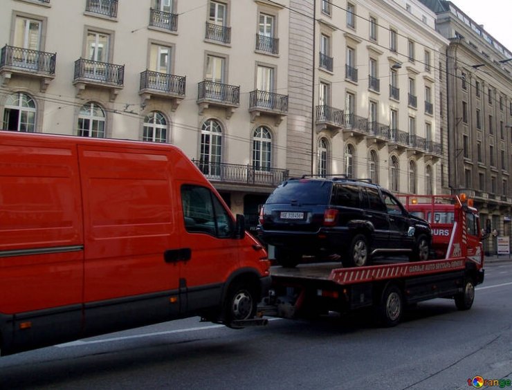 carro attrezzi carica vettura in panne