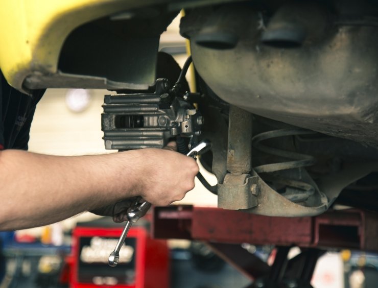 meccanico all'opera su di un veicolo