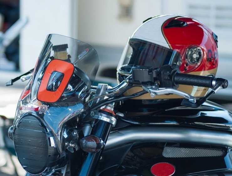 casco appoggiato su di una moto