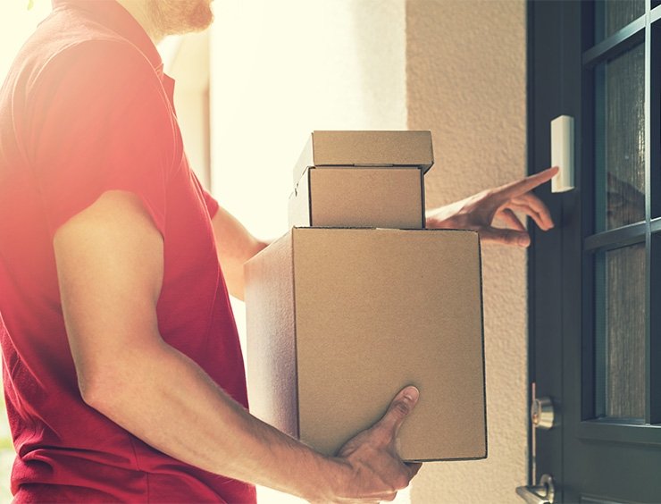 consegna pacco alla porta