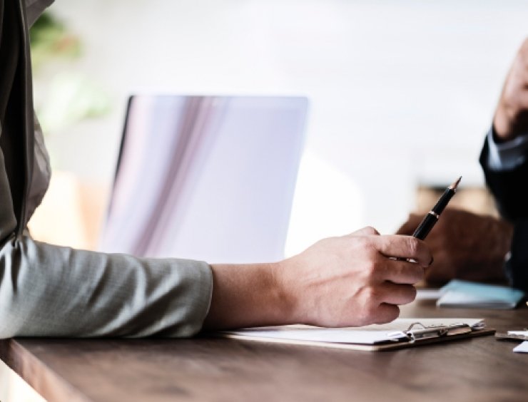 mano che firma un documento