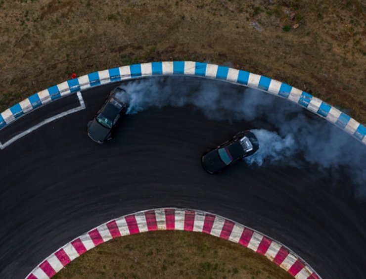 due auto in derapata con sovrasterzo