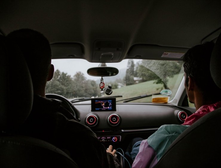 papà al volante con passeggero