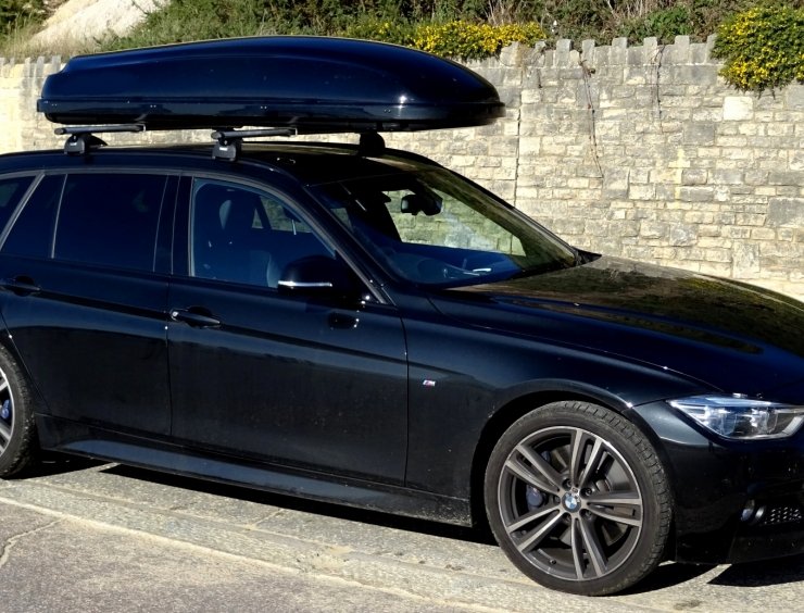 auto con portabagagli montato sul tetto