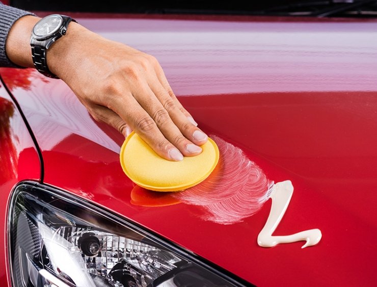 applicazione cera su un cofano