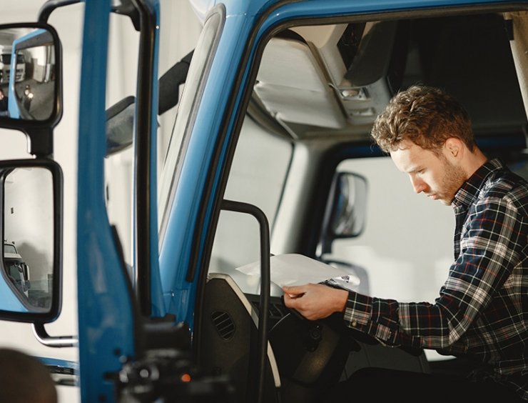 conducente di camion controlla tachimetro