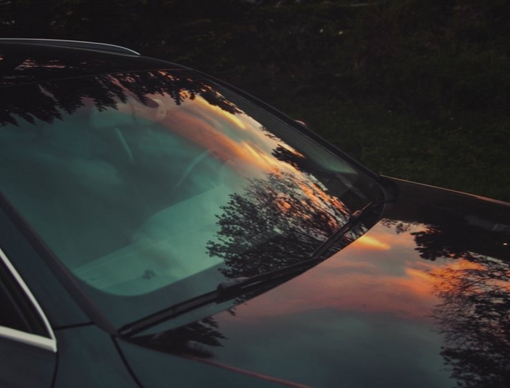 Abbagliamento da riflessi del sole negli occhi