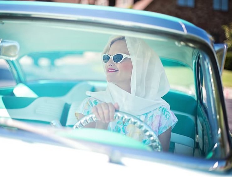 Donne al volante di una cabriolet