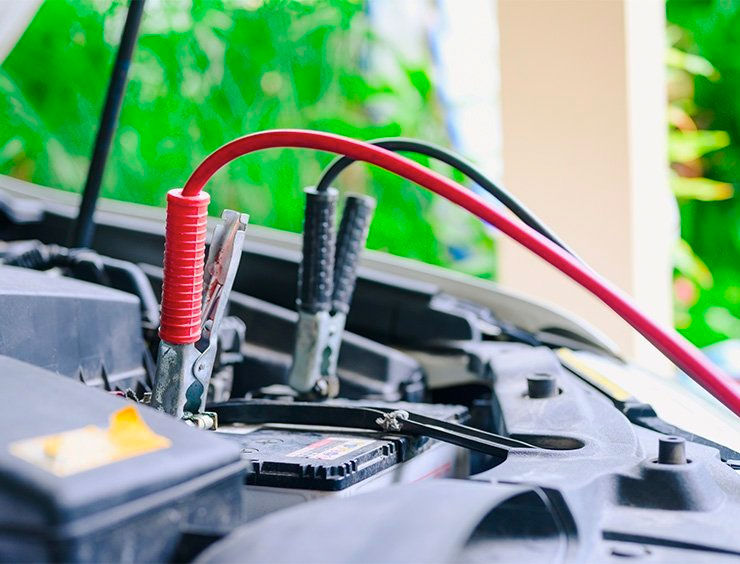 Come collegare i cavi della batteria senza un veicolo di soccorso