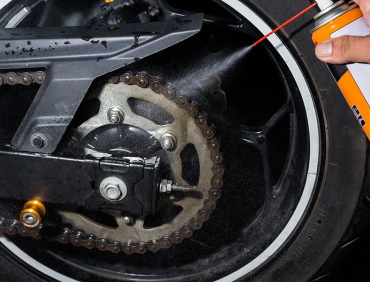 pulizia catena da moto