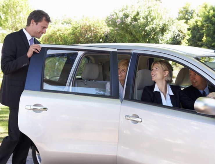 persona entra in un'auto condivisa