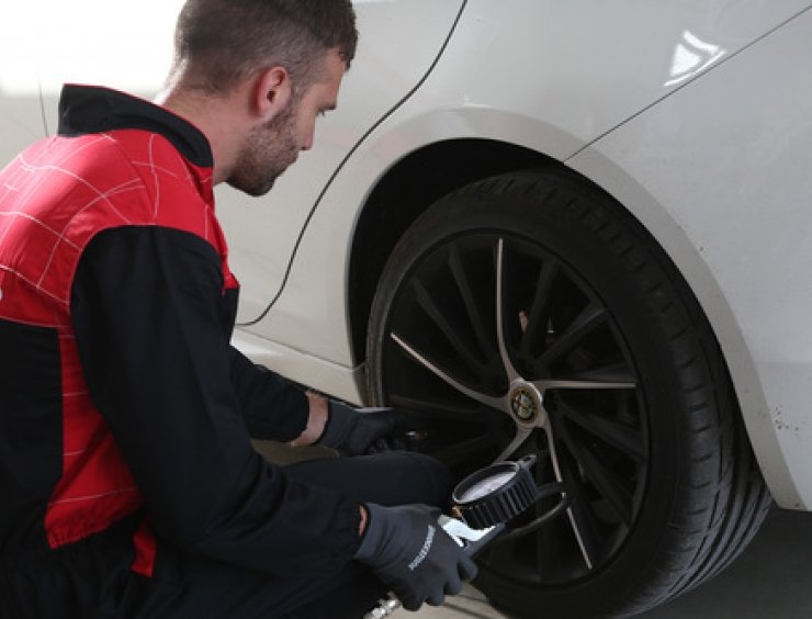 controllo pressione pneumatici