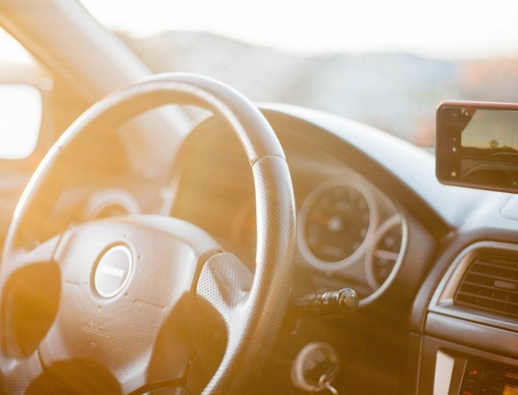 Abbagliamento da riflessi del sole negli occhi