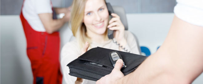 eine Frau, die mit einem Handy telefoniert und eine Brieftasche in der Hand hält