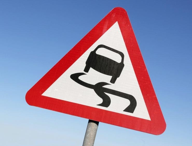 panneau de signalisation danger de dérapage de voiture